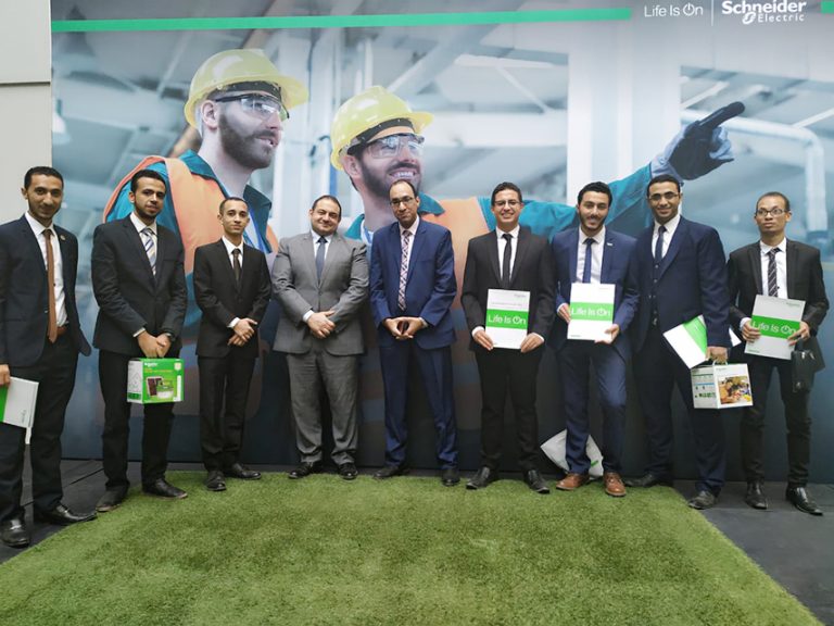 فوز طلاب هندسة بجائزة شنايدر للهندسة الكهربية