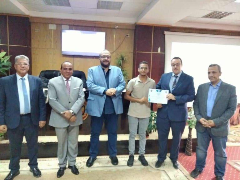 جامعة سوهاج تكرم المتدربين بشركة مياه الشرب والصرف الصحى لاجتيازهم دورة المساحة الهندسية