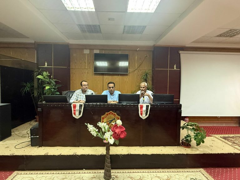 عقد عميد كلية الهندسة اجتماع مع الكادر الادارى بالكلية