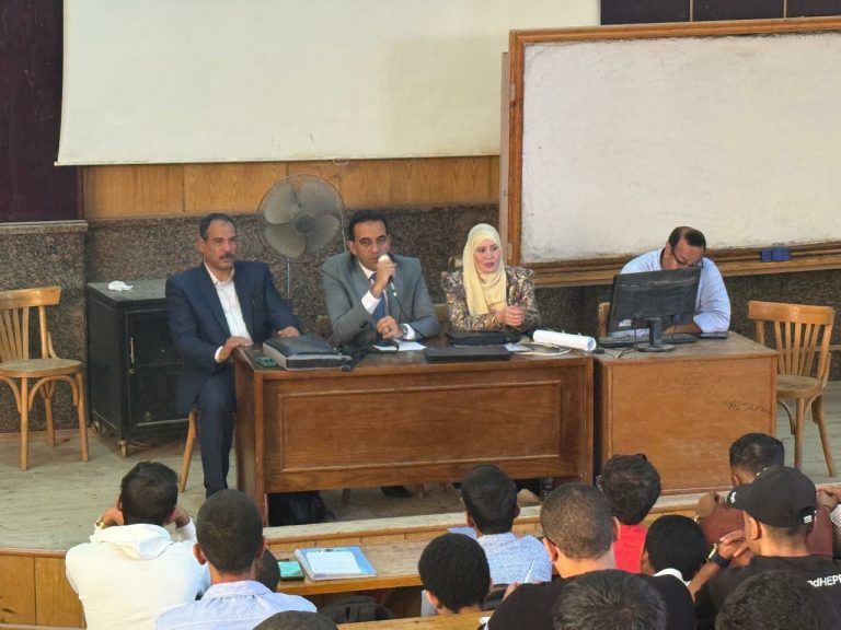 ندوه توعويه عن تاثير السوشيال ميديا على صحه الانسان لطلاب كلية الهندسة