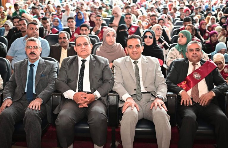 من أجل تعزيز الإنتماء الوطني للشباب وترسيخ الهويه التاريخيه رئيس جامعه سوهاج دعي أبنائه الطلاب ومنتسبي الجامعة الى حضور البث المباشر لحفل إفتتاح المتحف المصري الكبير بمقر الجامعه القديم