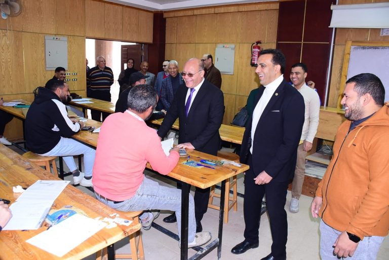 *١٧٠٢ طالب و وطالبة يؤدون الامتحانات بهندسة سوهاج*