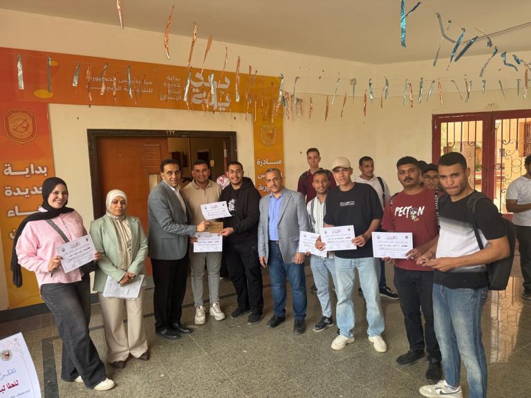 هندسة سوهاج تنظم مسابقة لاعلي ارتفاع في مسابقة البرج الورقي بقسم الهندسة المدنية