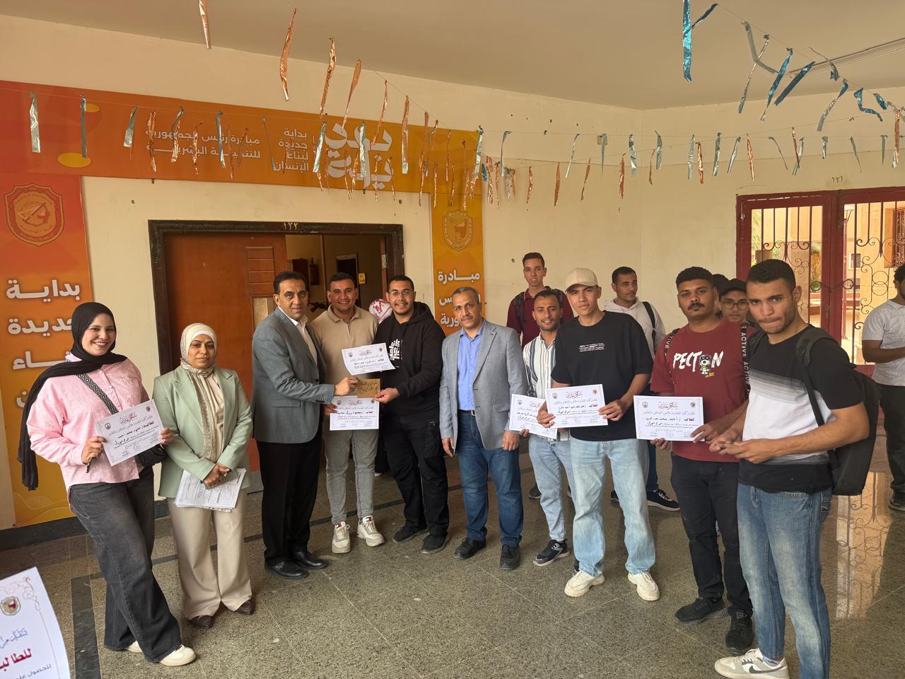 هندسة سوهاج تنظم مسابقة لاعلي ارتفاع في مسابقة البرج الورقي بقسم الهندسة المدنية