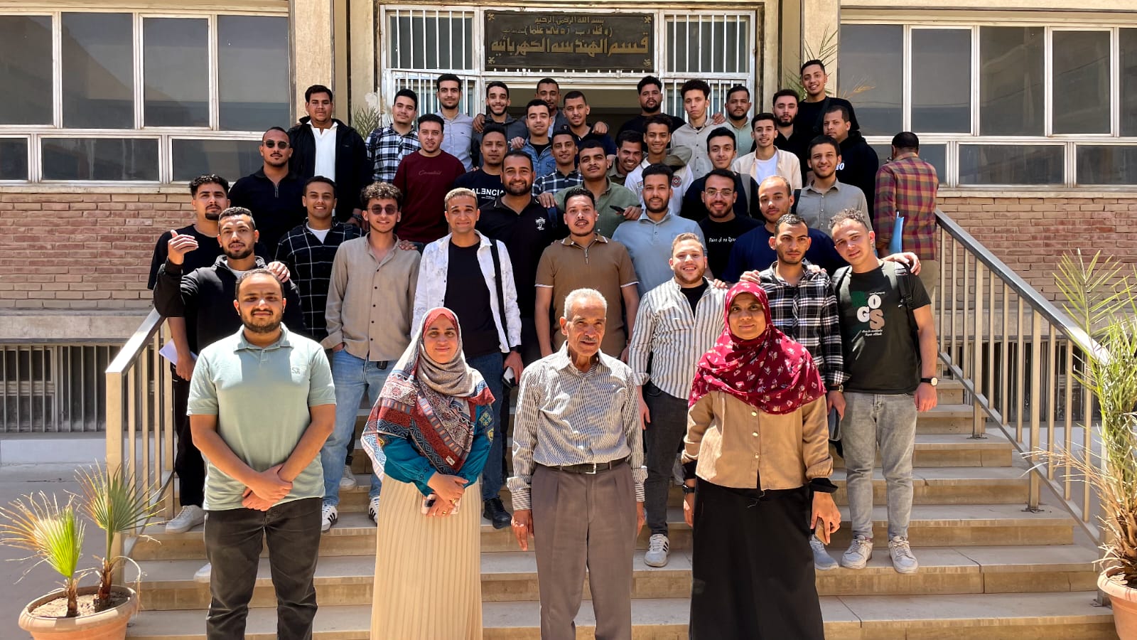 قسم الهندسة الكهربية بجامعه سوهاج ينظم زيارة علمية تدريبية مميزة إلى معامل الجهد العالي بكلية الهندسة –جامعة أسيوط